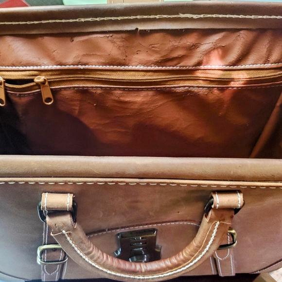 Handmade Leather Dr's Bag - Picture 7 of 15